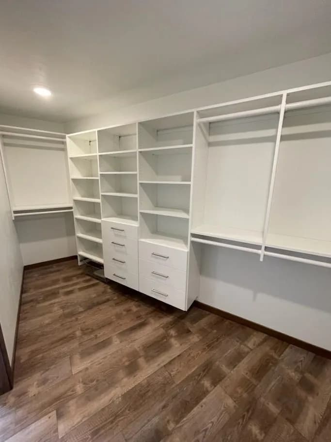 A new walk-in closet planned around the room
