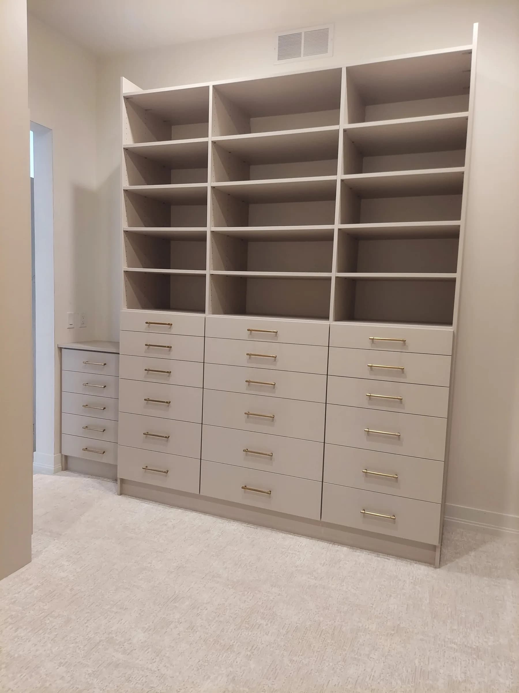 Flexible Closet with Mixed Hanging and Shelves