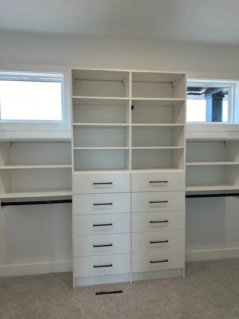 Tiered Window Walk-In with Twin Drawer Towers